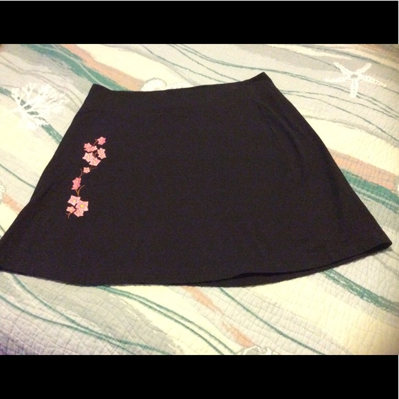 Dresses & Skirts - EUC Embroidered Cherry Blossom Mini Skirt M